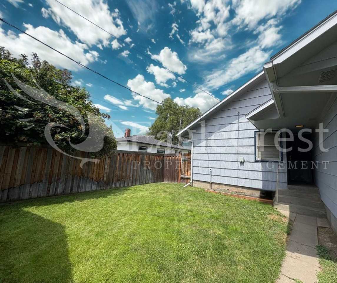 542 E Chestnut St - Photo 5 of 47