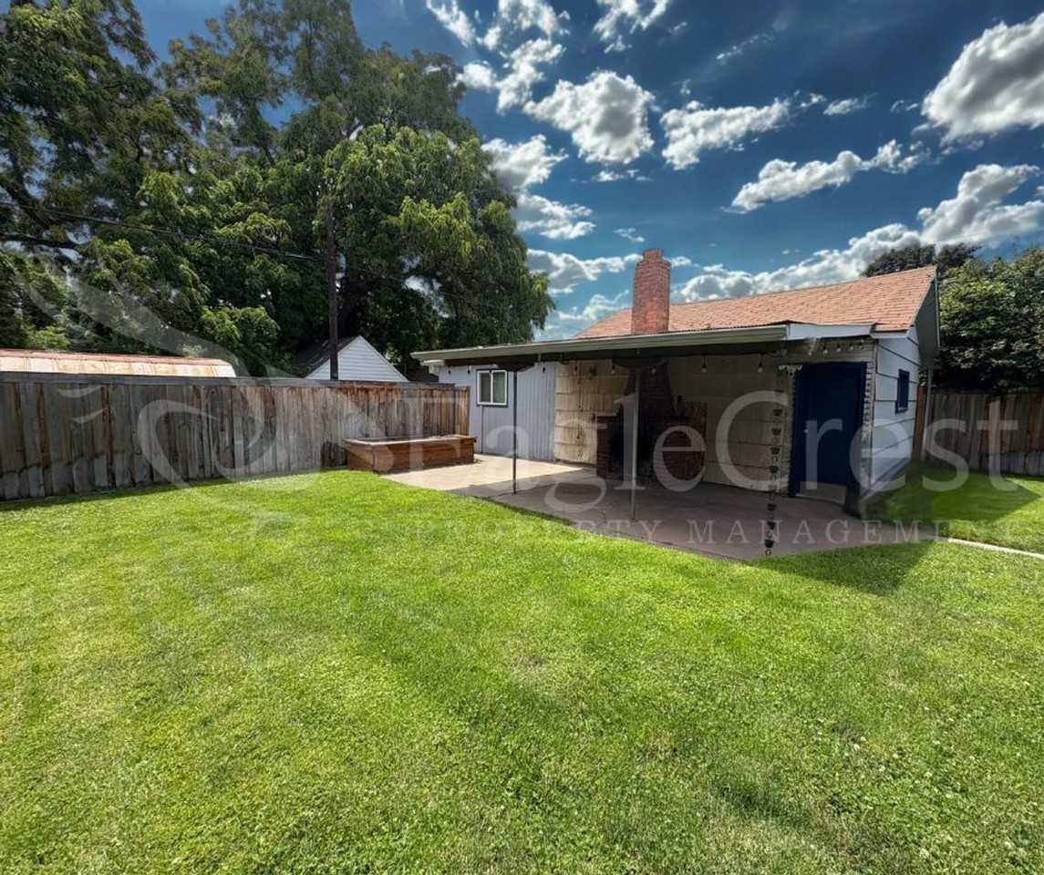 542 E Chestnut St - Photo 7 of 47
