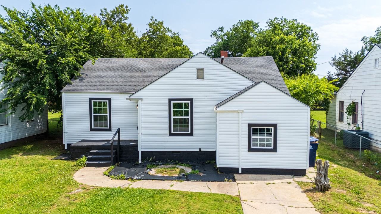 2304 Ne 27th St - Photo 2 of 16