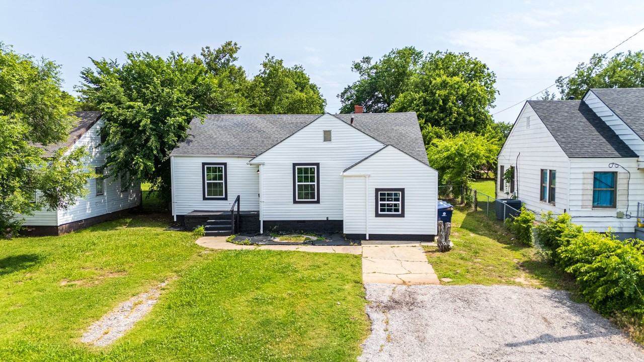 2304 Ne 27th St - Photo 3 of 16