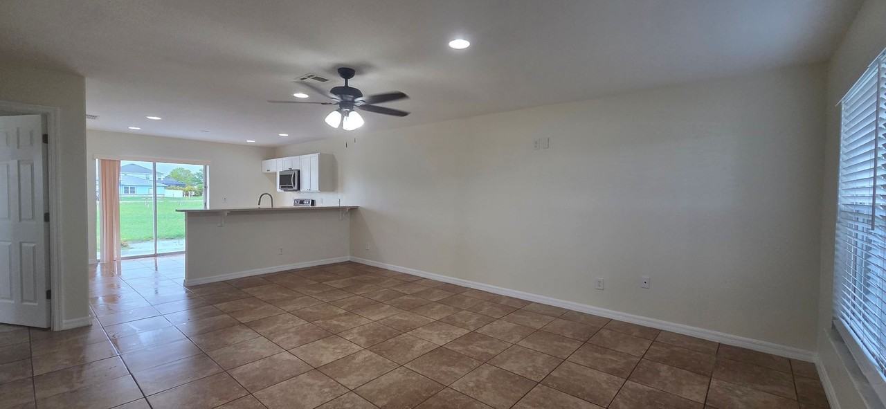 1415 Ne 8th Ter - Photo 3 of 14