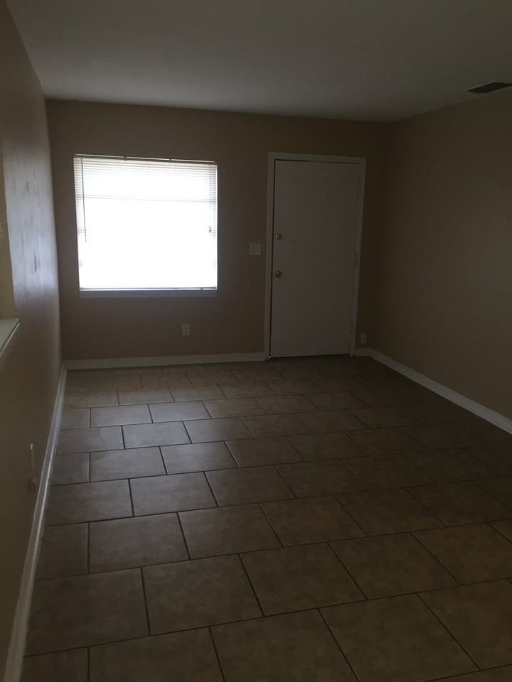 2820 Canal Dr N - Photo 4 of 10