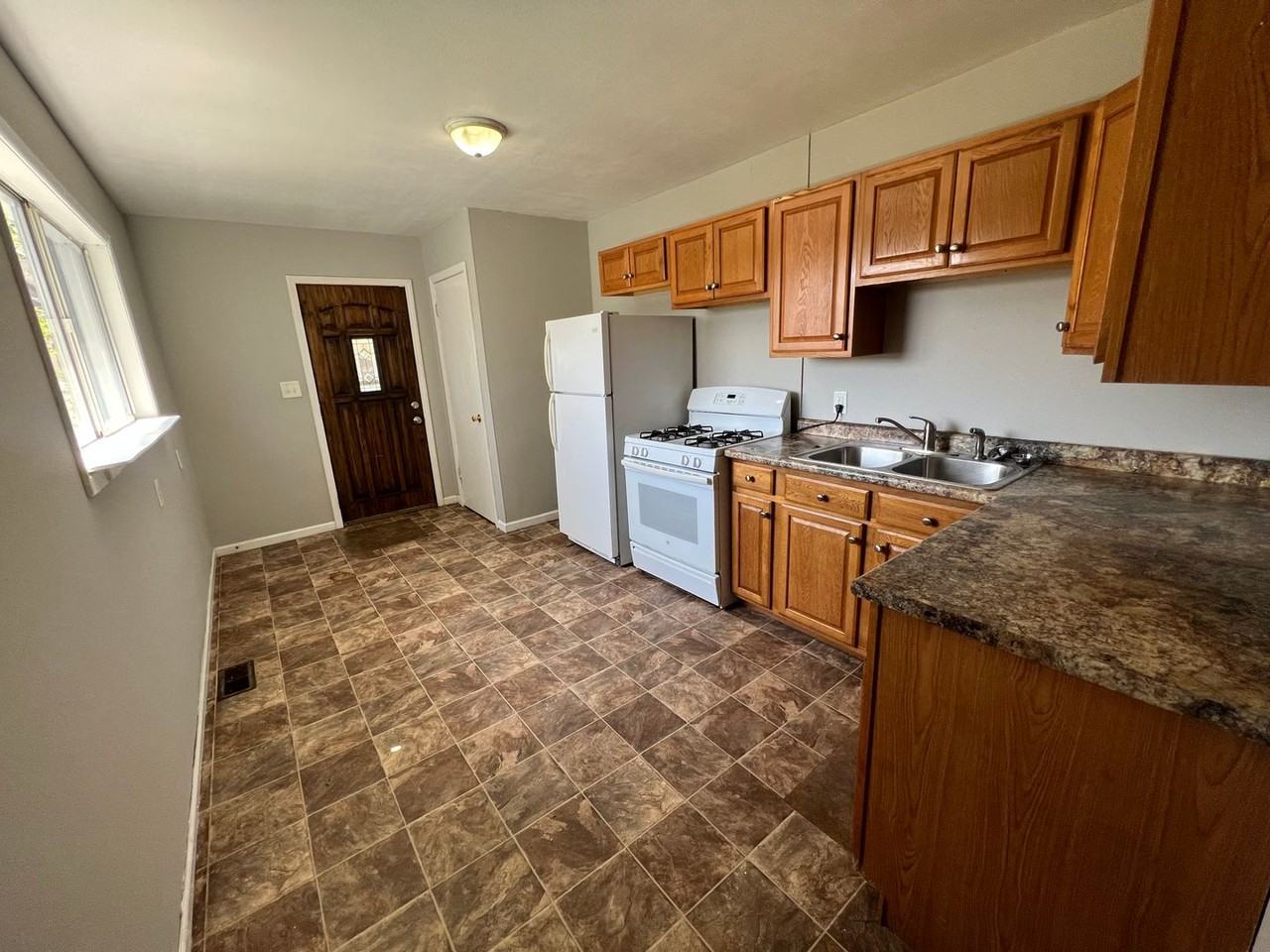 1216 9th St - Photo 3 of 10