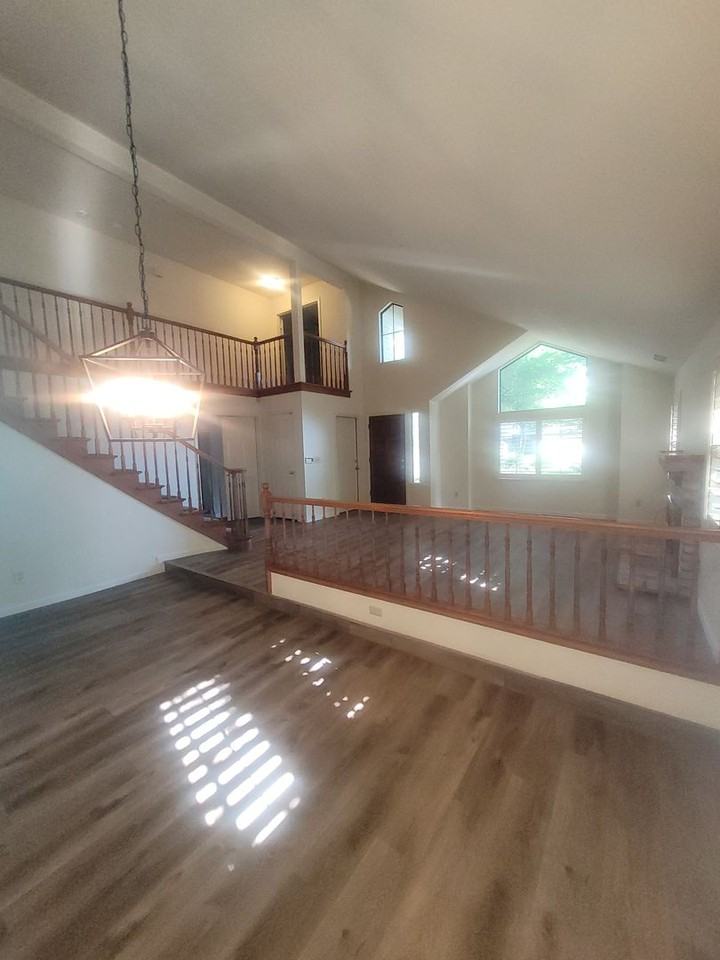 2082 University Park Dr - Photo 3 of 31