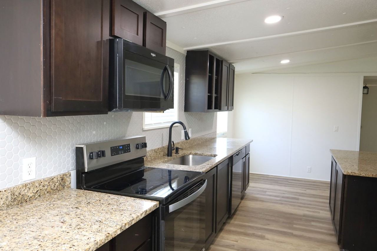 345 Miller St - Photo 4 of 11