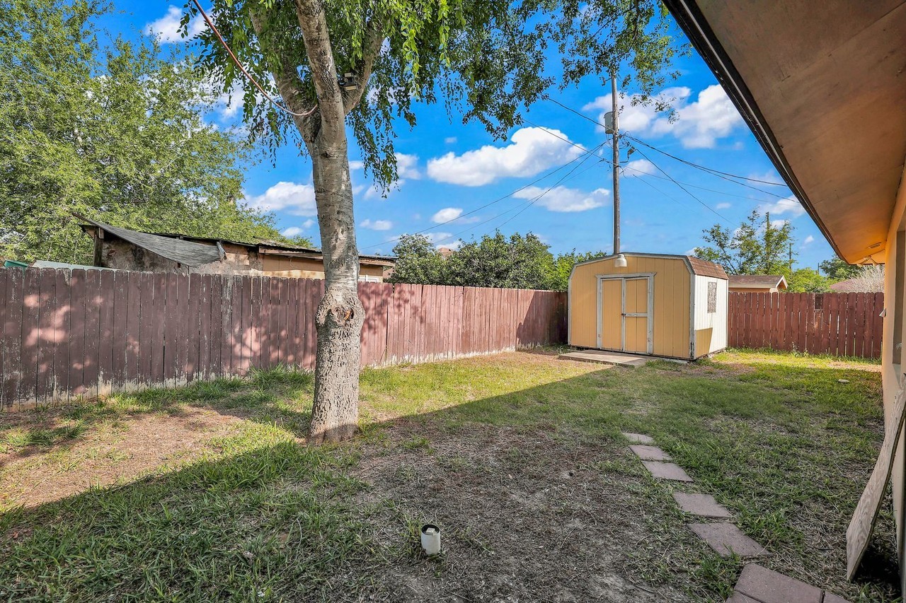 1329 Shufford St - Photo 4 of 18