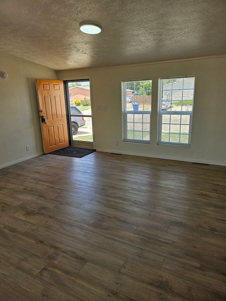 2312 Newport Ave - Photo 3 of 21