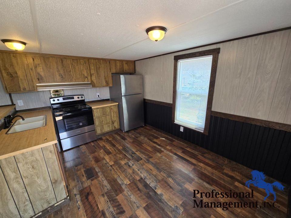 431 1/2 Badger Sq - Photo 3 of 8