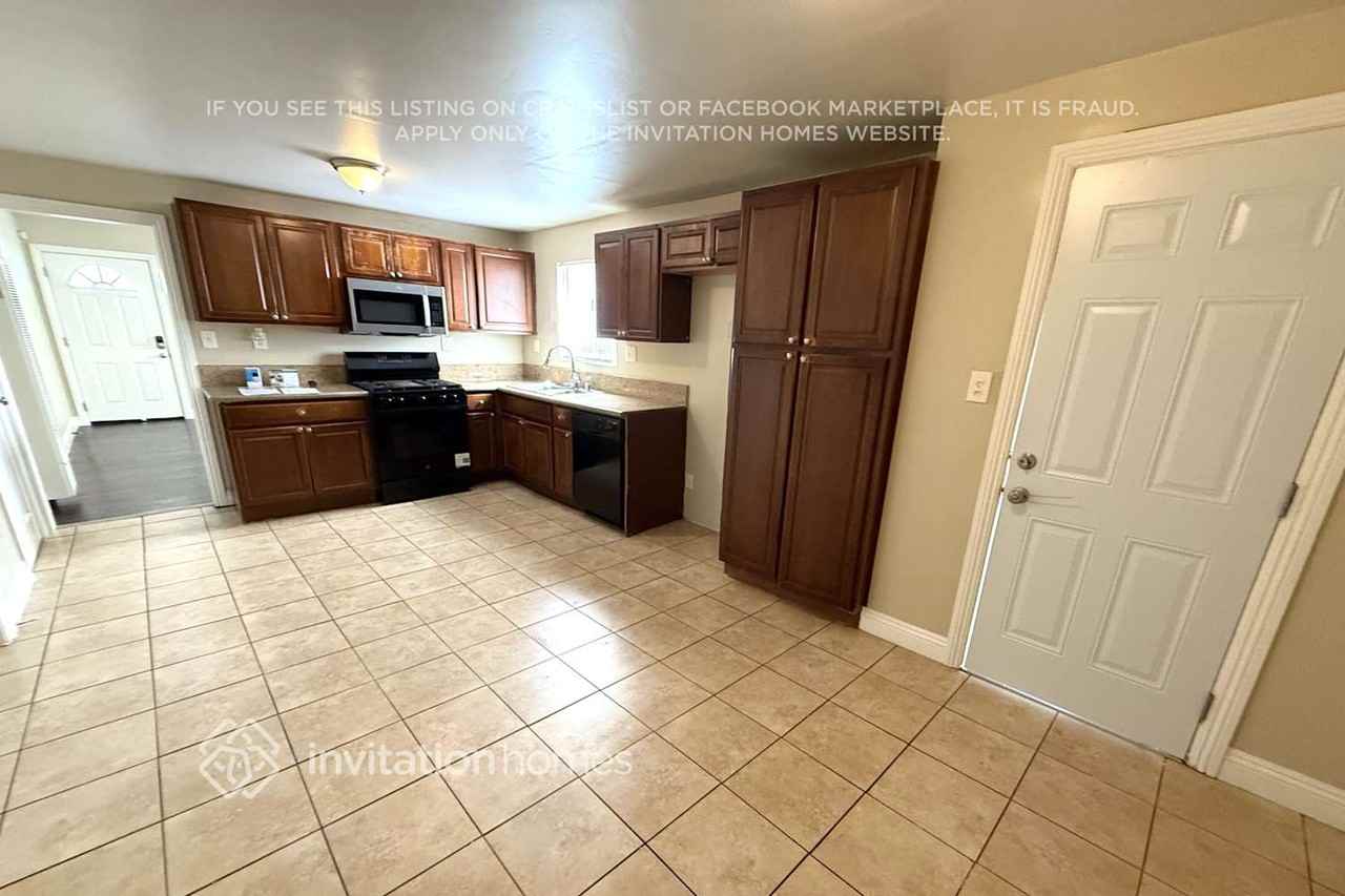 1440 E 52nd St - Photo 4 of 13