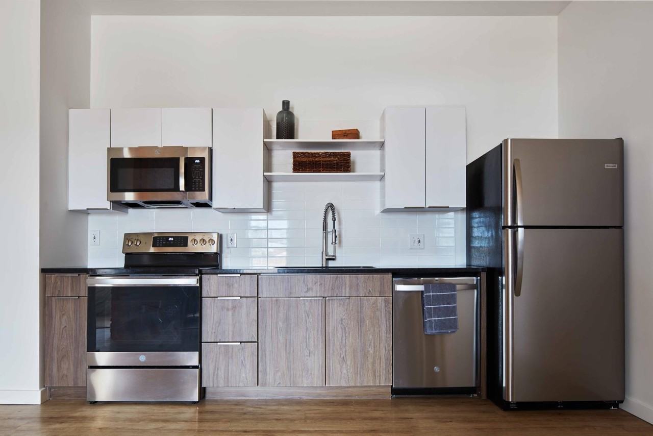 911 Madison - Photo 2 of 5