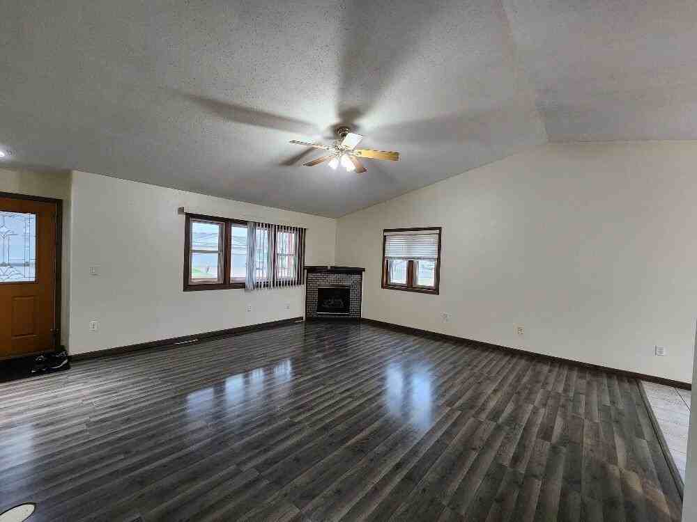 939 8th Ave N - Photo 3 of 20