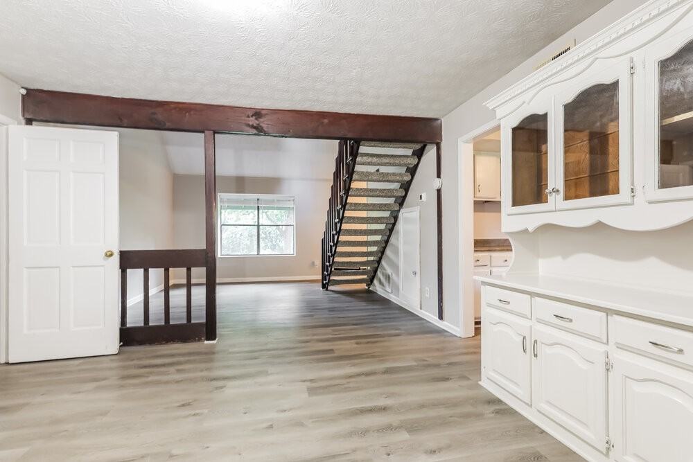 114 Valley Rd - Photo 7 of 17