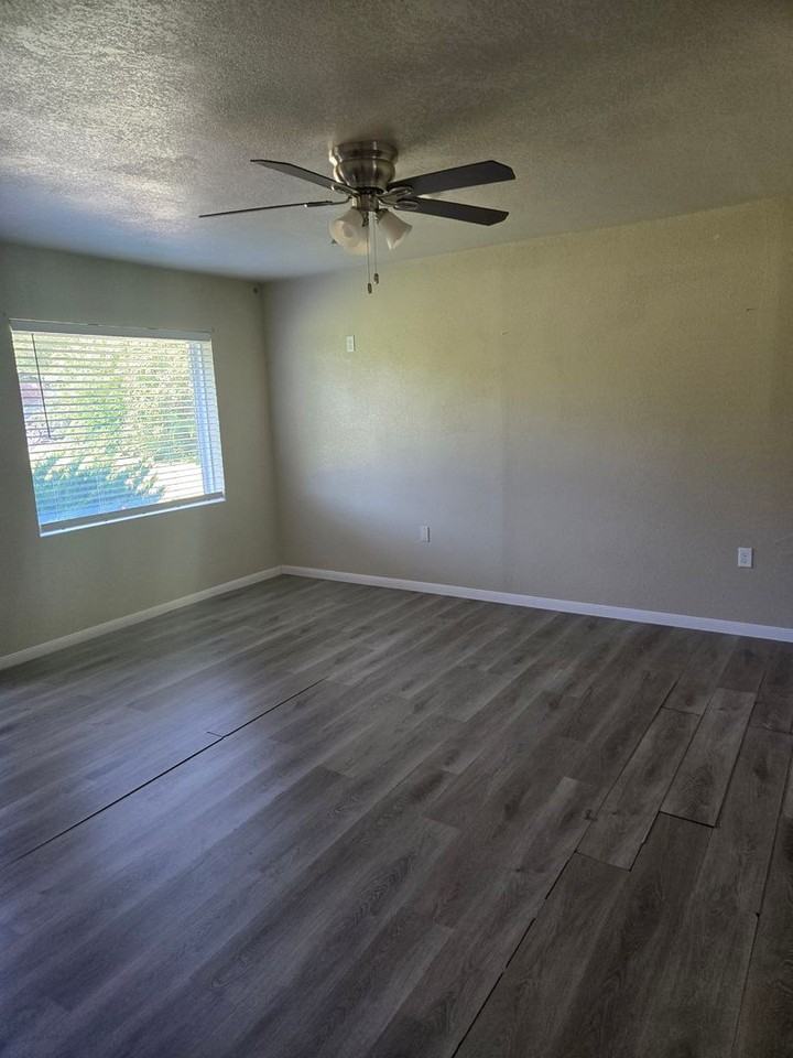 109 W Robin Ln - Photo 3 of 14