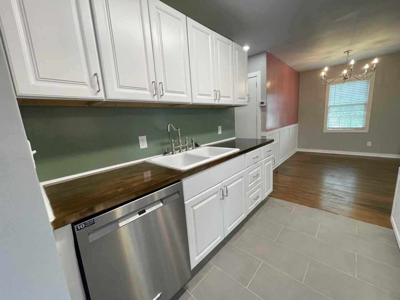 1431 W 11th St - Photo 4 of 21