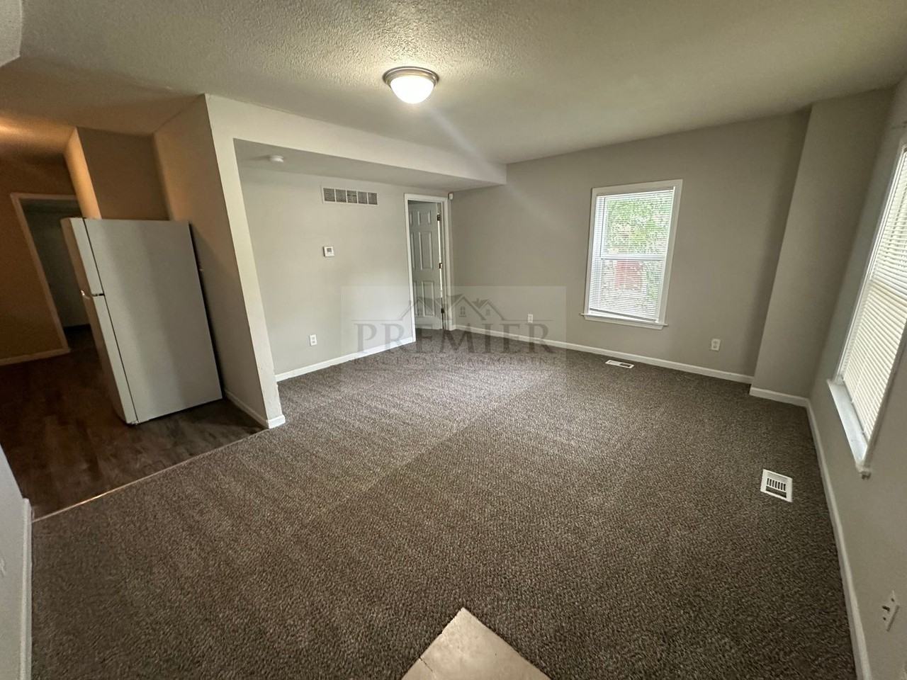 2411 S Sterling Ave - Photo 3 of 23