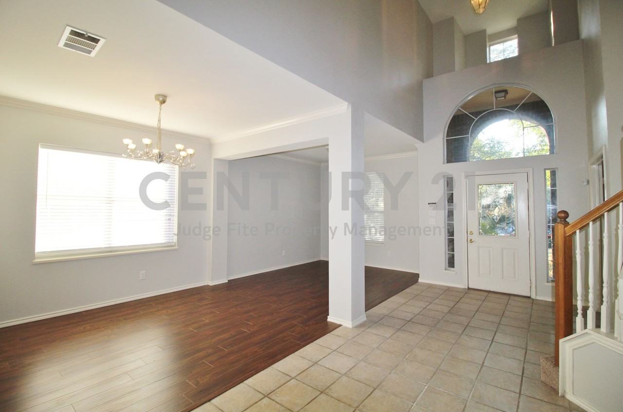 204 Devonshire Ct - Photo 2 of 11