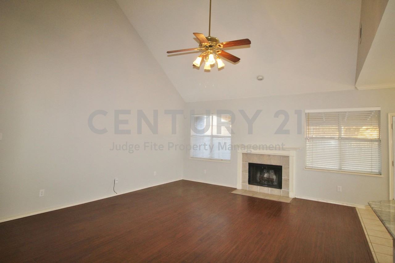 204 Devonshire Ct - Photo 3 of 11