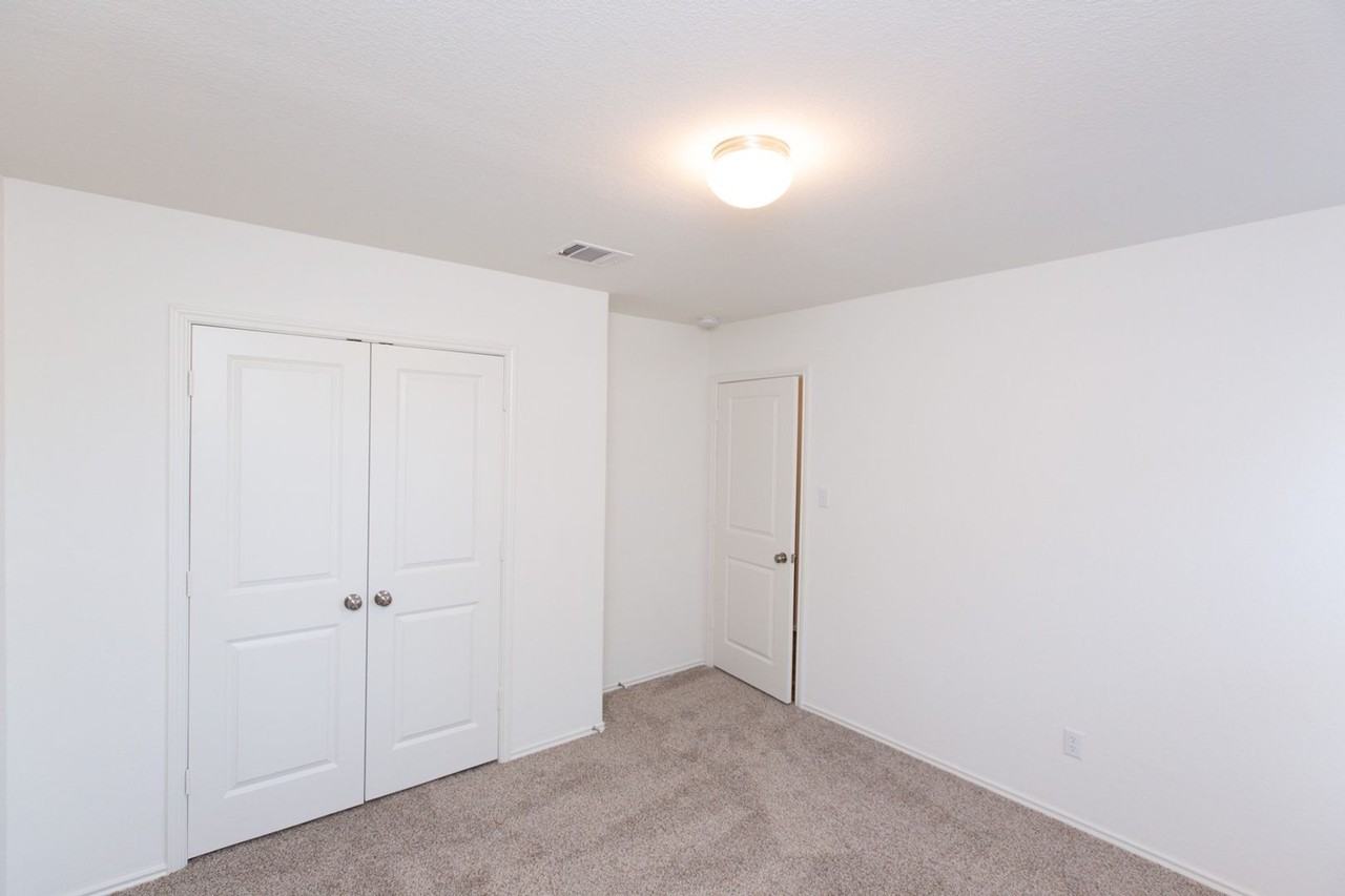 1003 Honey Locust Way - Photo 4 of 27