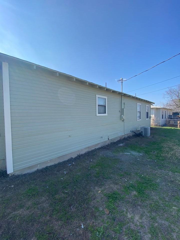 704 West Avenue B - Photo 3 of 11