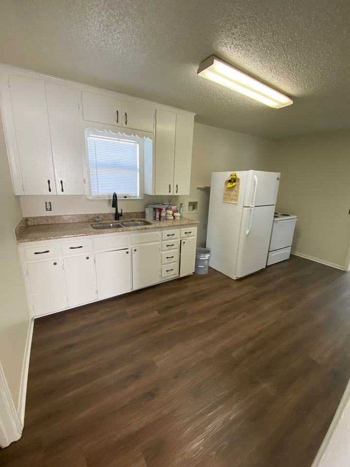 704 West Avenue B - Photo 6 of 11