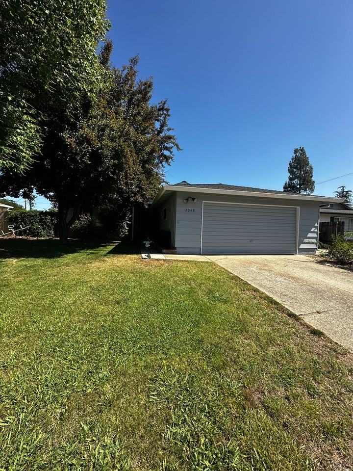 2068 Glengary Dr - Photo 2 of 40