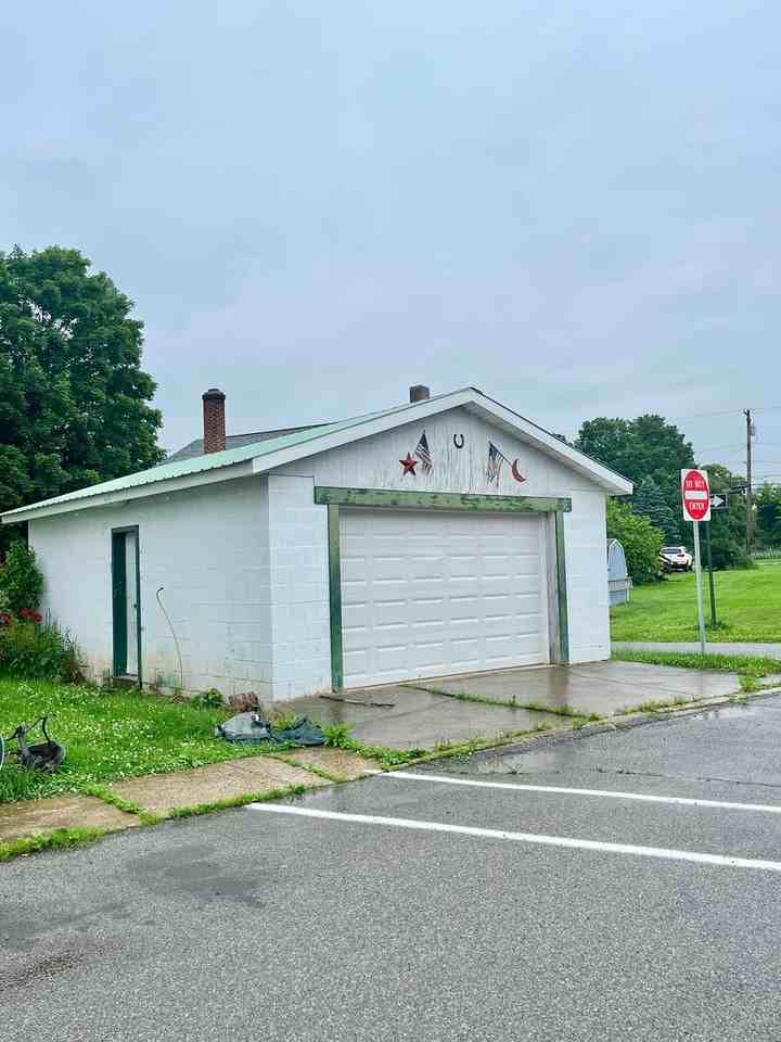 121 Maple St - Photo 3 of 24