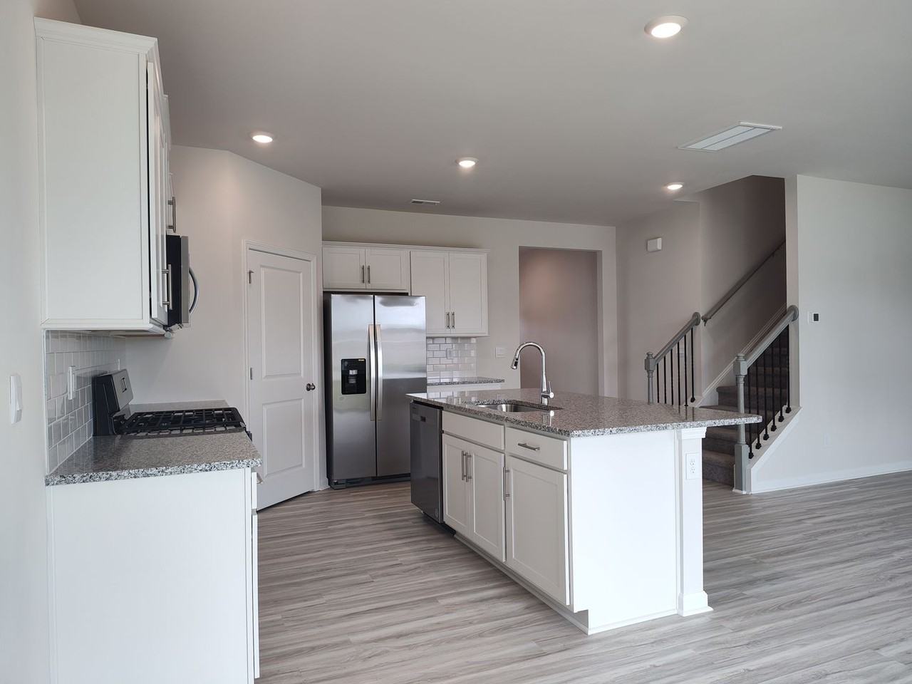 529 Zermatt Ct - Photo 7 of 42