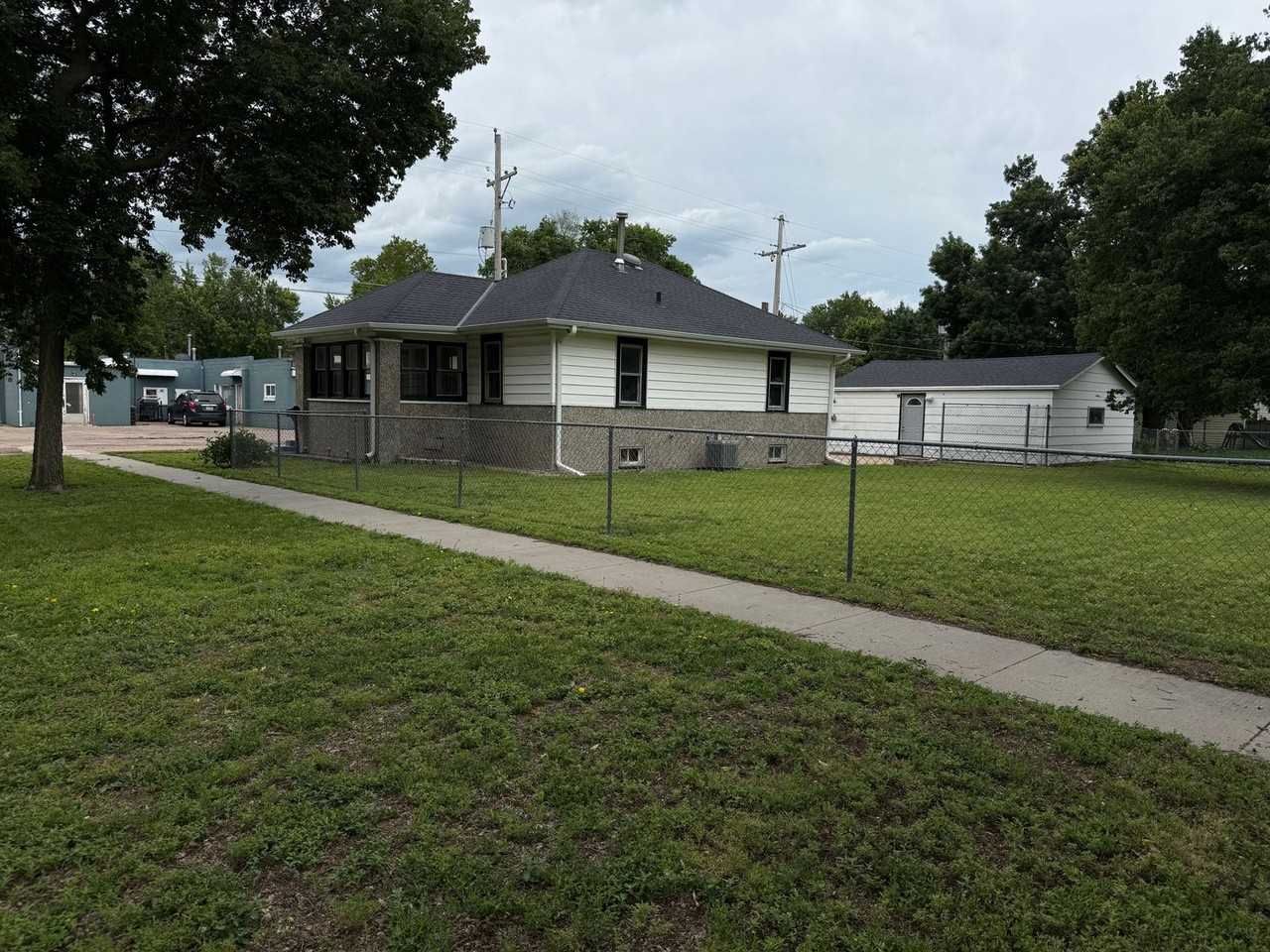 1514 N Wheeler Ave - Photo 2 of 15