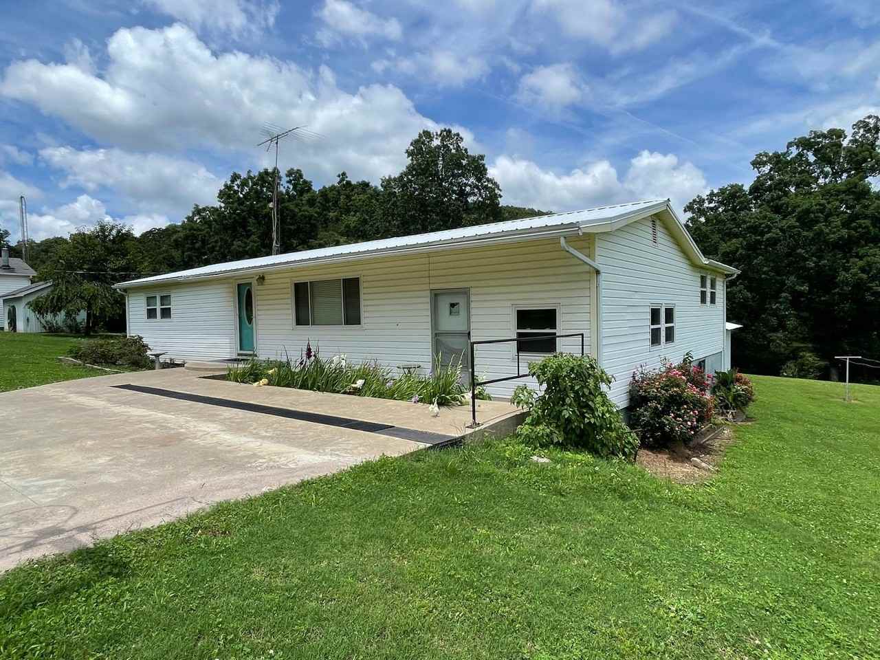 472595 Highway 100 - Photo 2 of 36