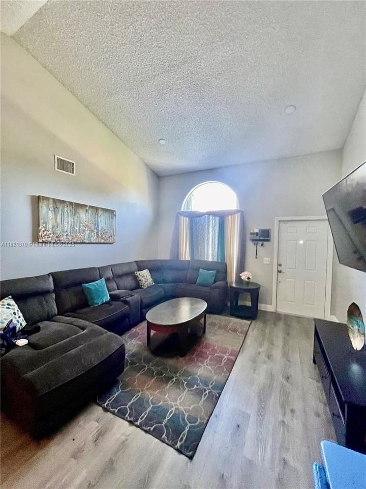 8600 Sw 15th St - Photo 3 of 18