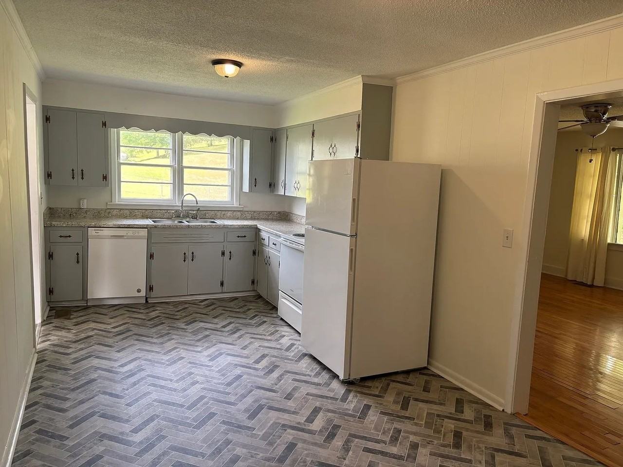 104 Withrow Rd - Photo 3 of 8