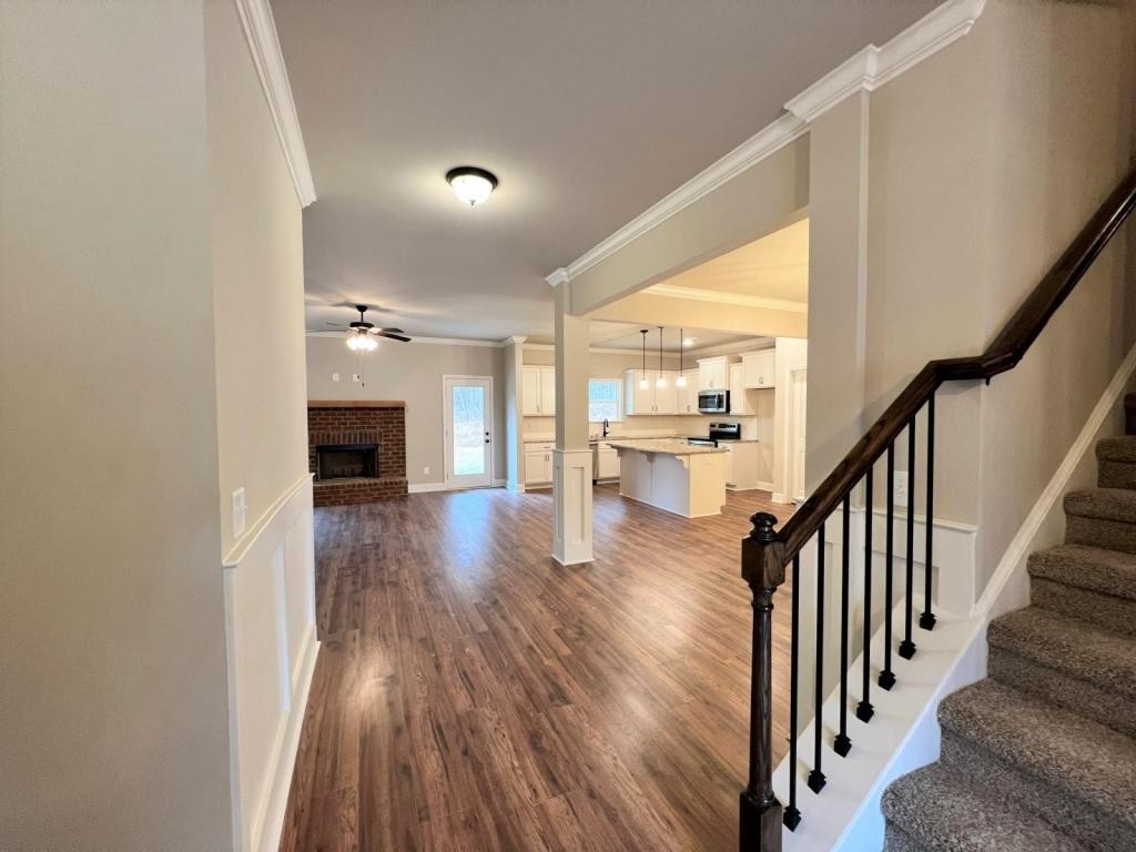 100 Hawthorn Ln - Photo 3 of 41