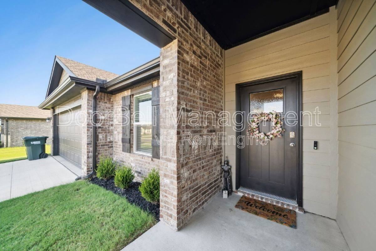 2709 Stonecreek Dr - Photo 2 of 10