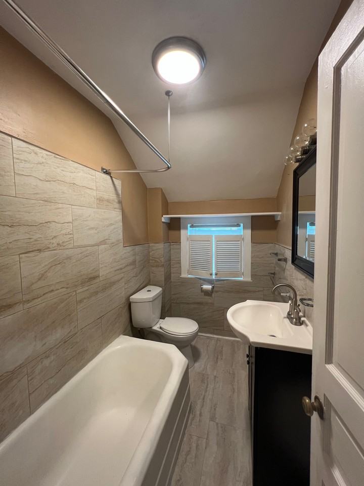 307 W 18th St #4 - Photo 4 of 12