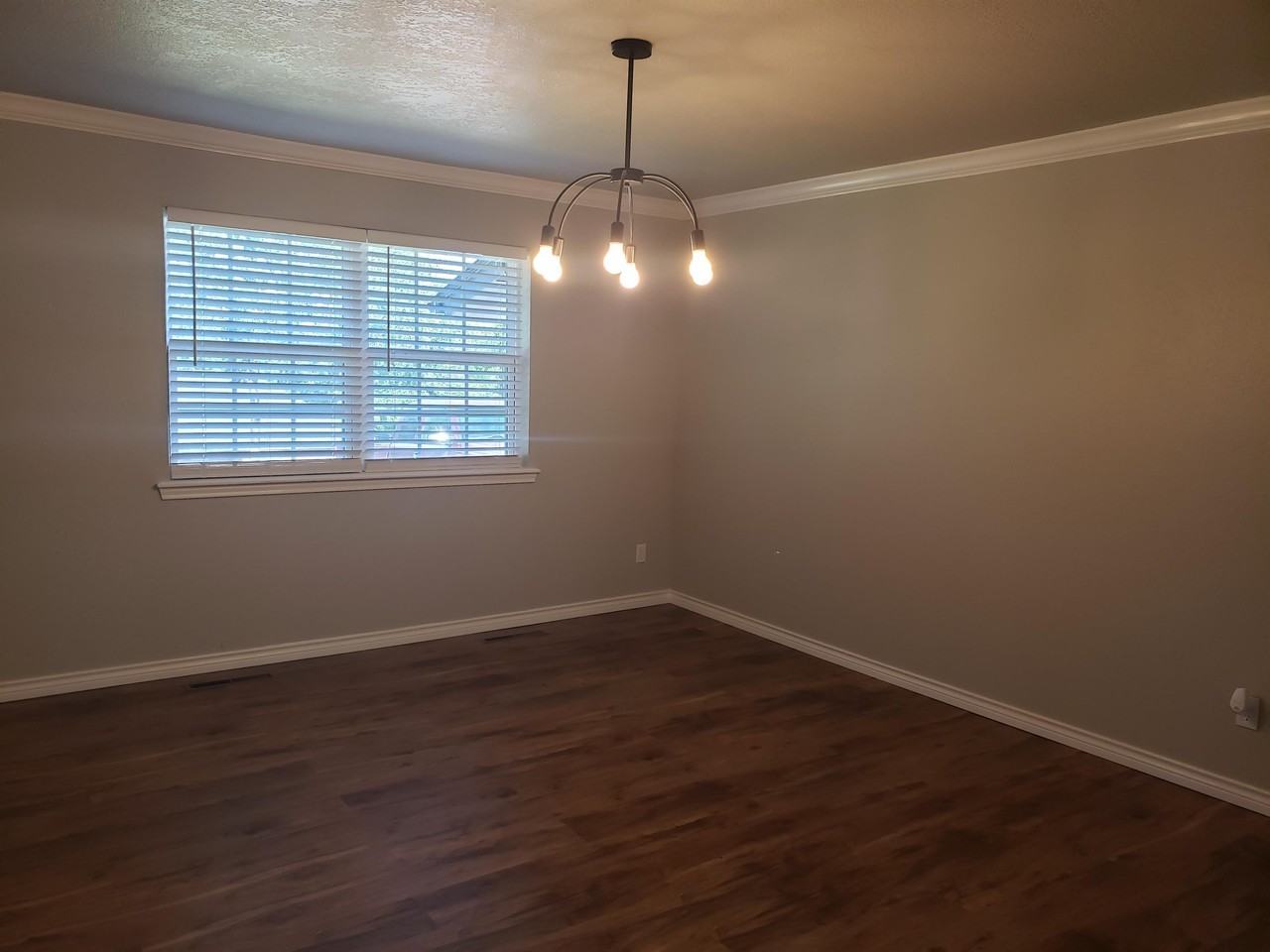 204 S Morrison Dr - Photo 2 of 13