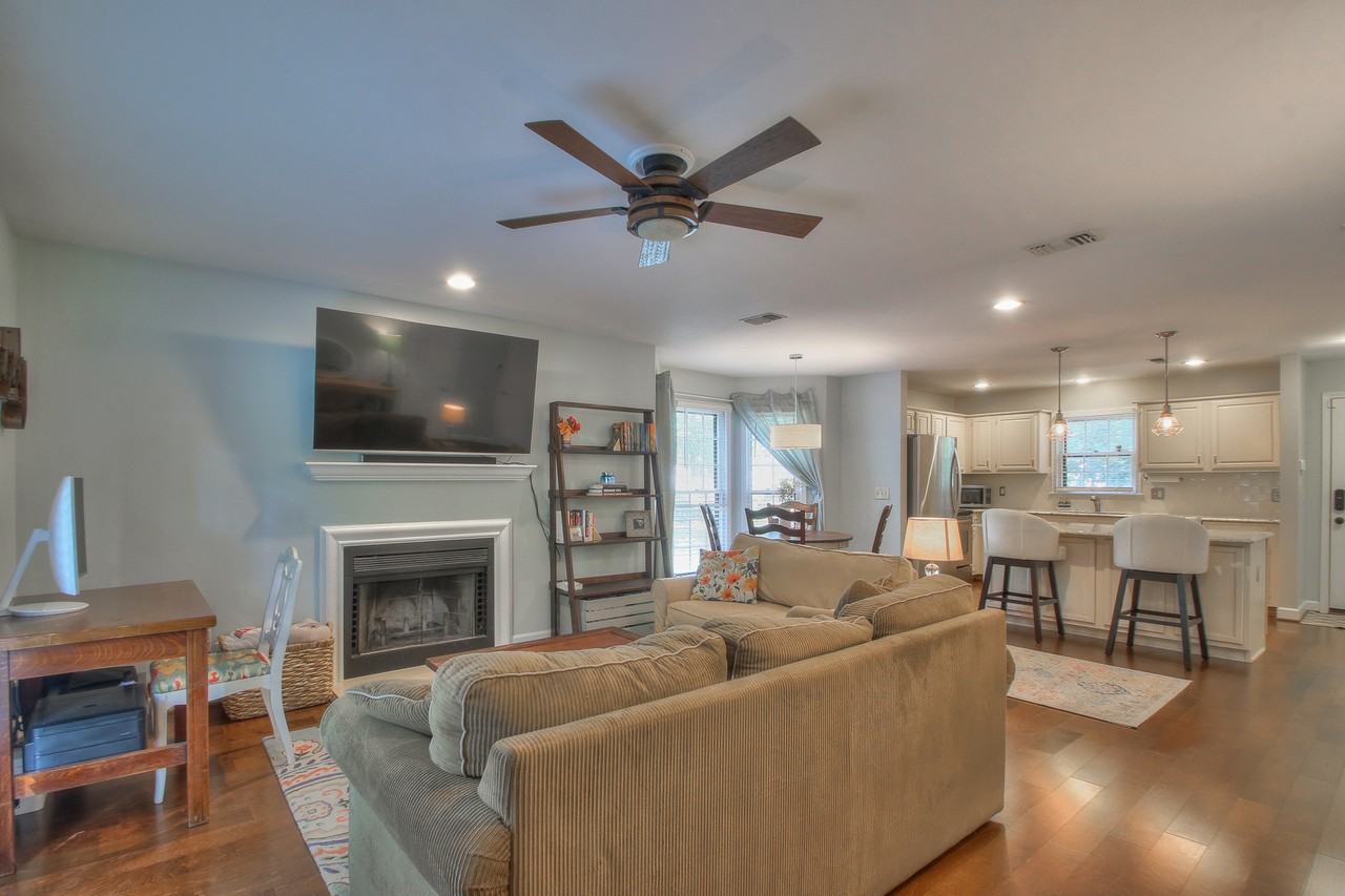 3321 Lealand Ln - Photo 3 of 40