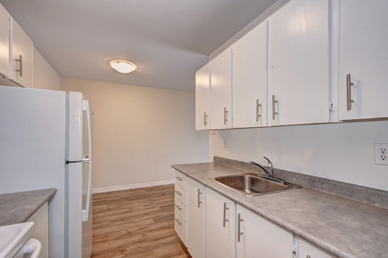 Lakeview Towers Apartments - Photo 2 of 26