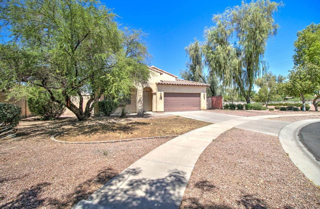 4836 S Summit Ct - Photo 4 of 48