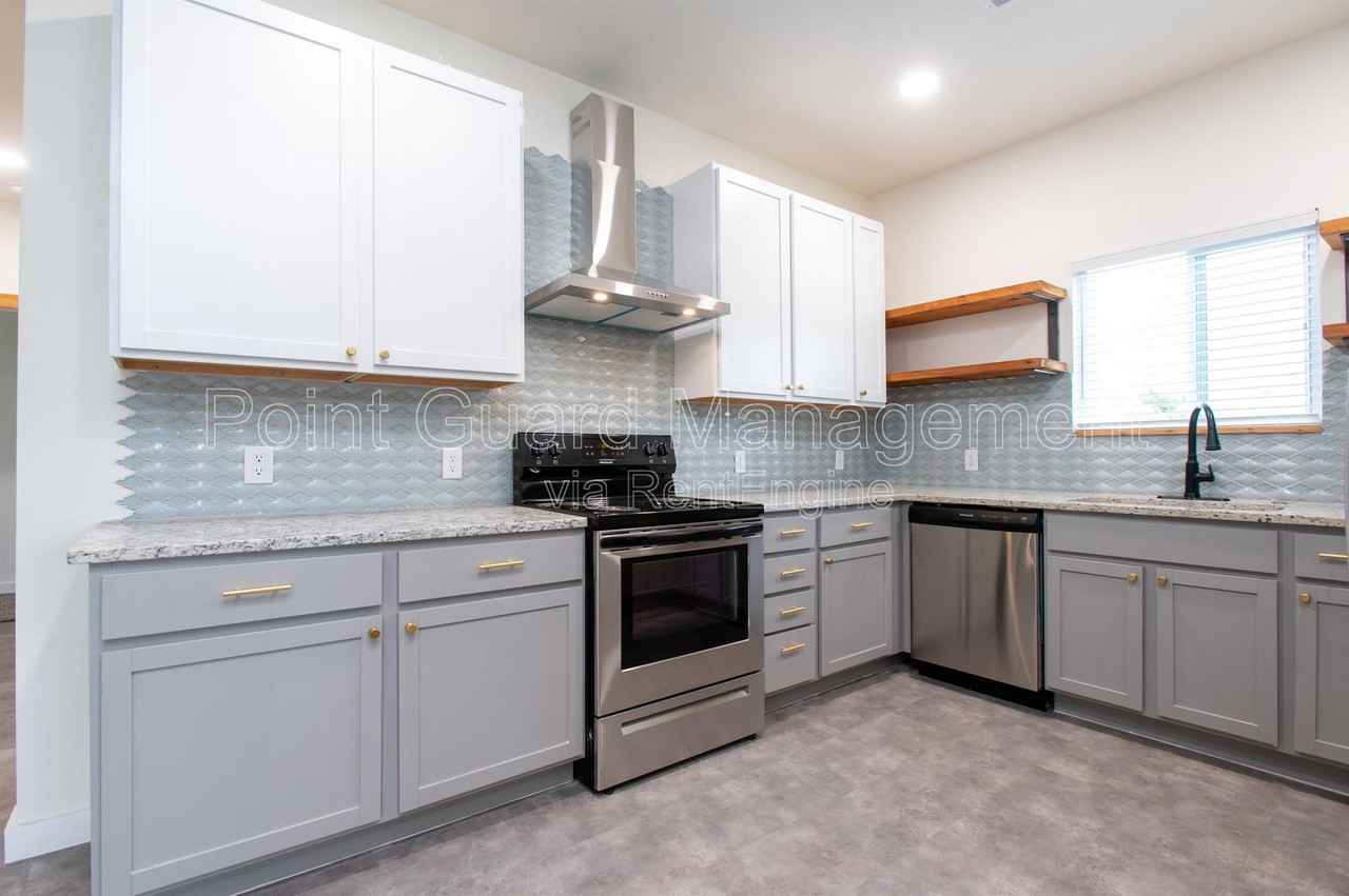 2813 N Oliver St - Photo 4 of 22