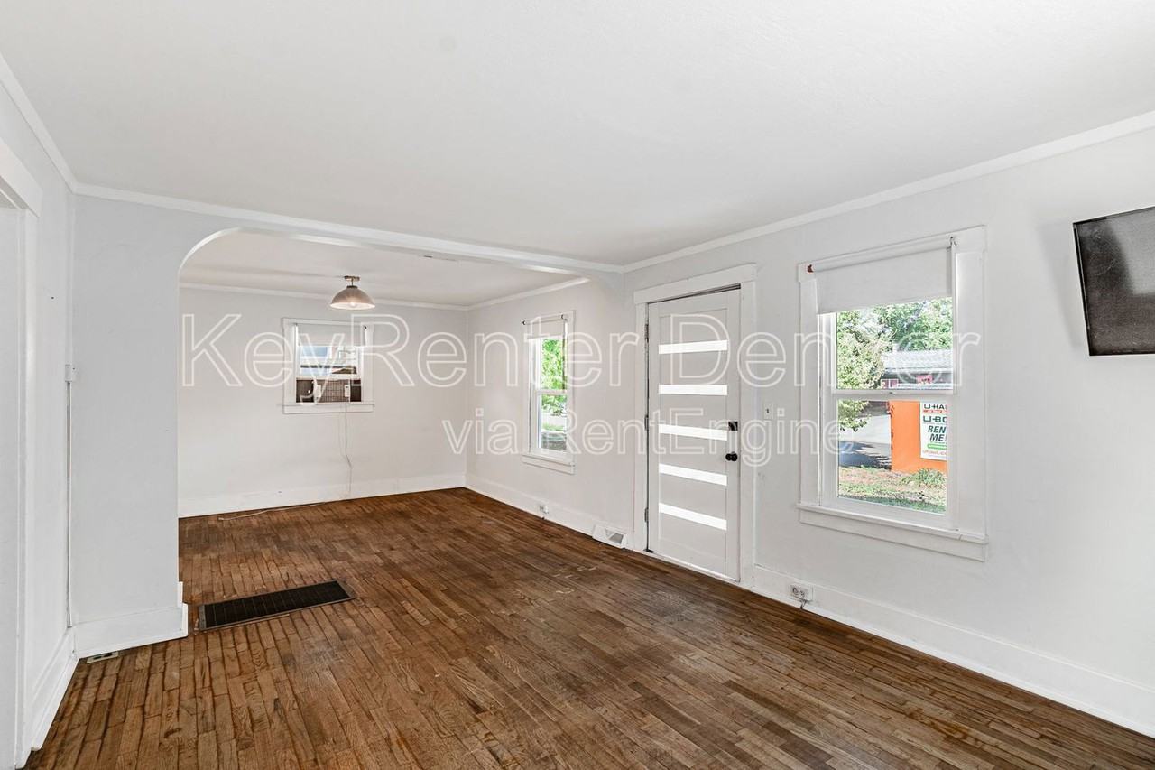 421 Stuart St - Photo 4 of 42
