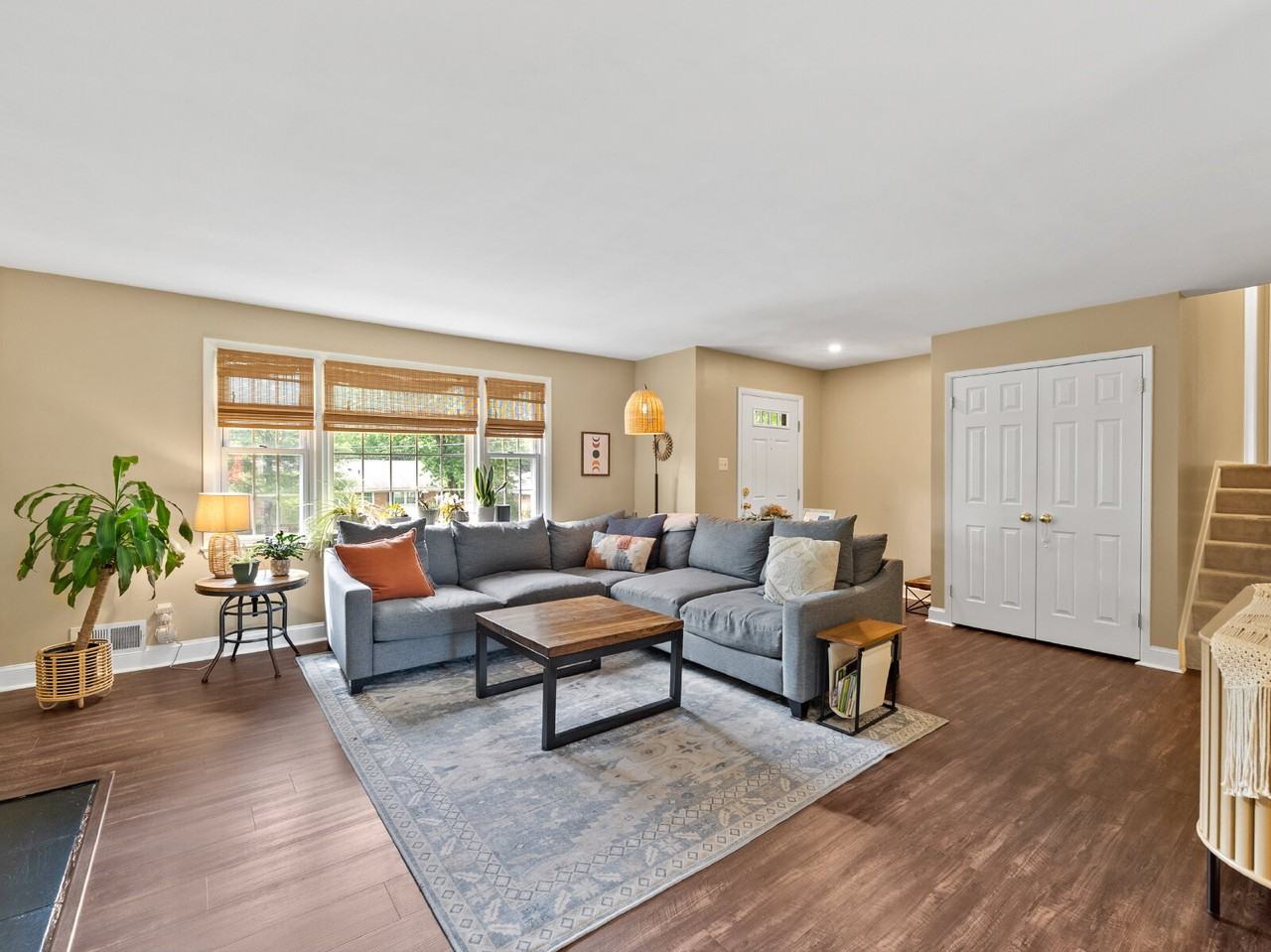 5208 Lindsay St - Photo 5 of 33