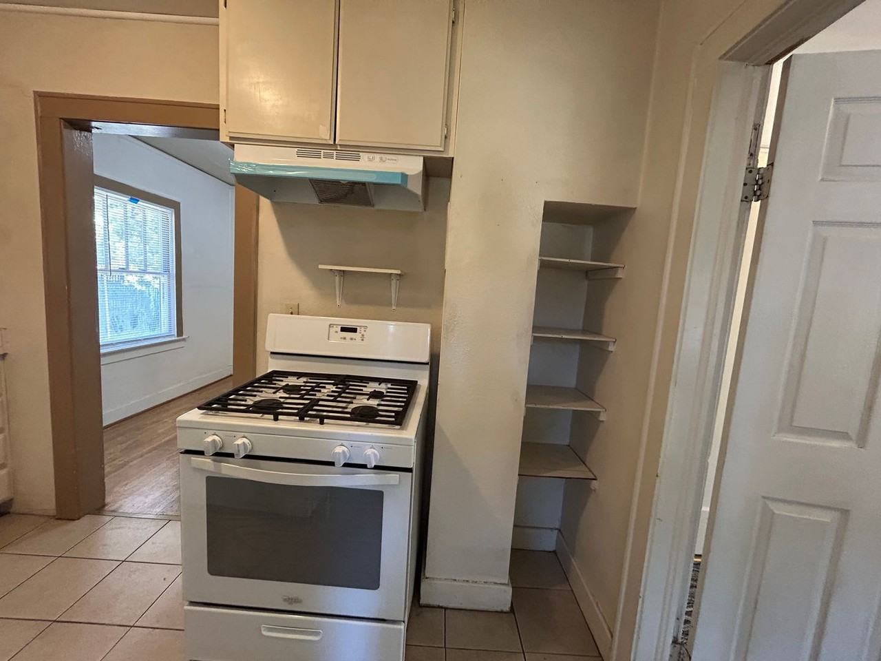 1032 W 2nd St - Photo 7 of 22