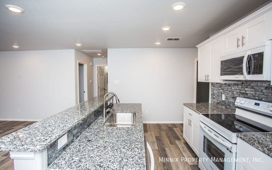 8623 10th St - Photo 6 of 41