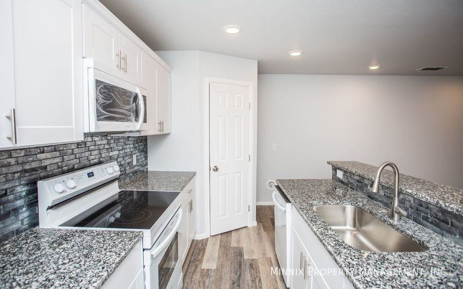 8623 10th St - Photo 7 of 41