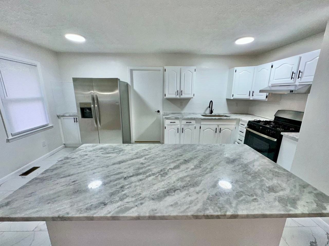 537 Lisa Dr - Photo 2 of 19