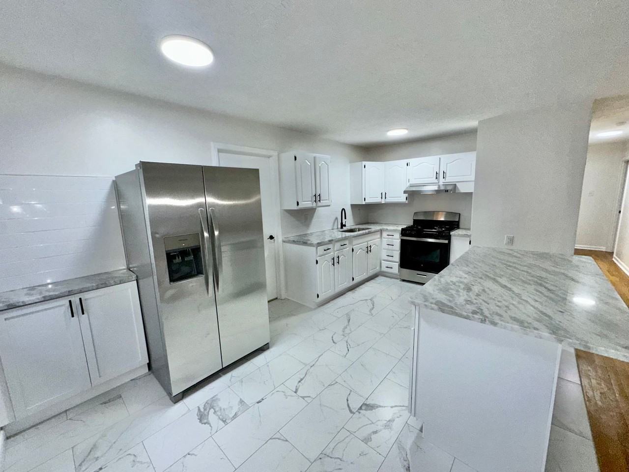 537 Lisa Dr - Photo 3 of 19