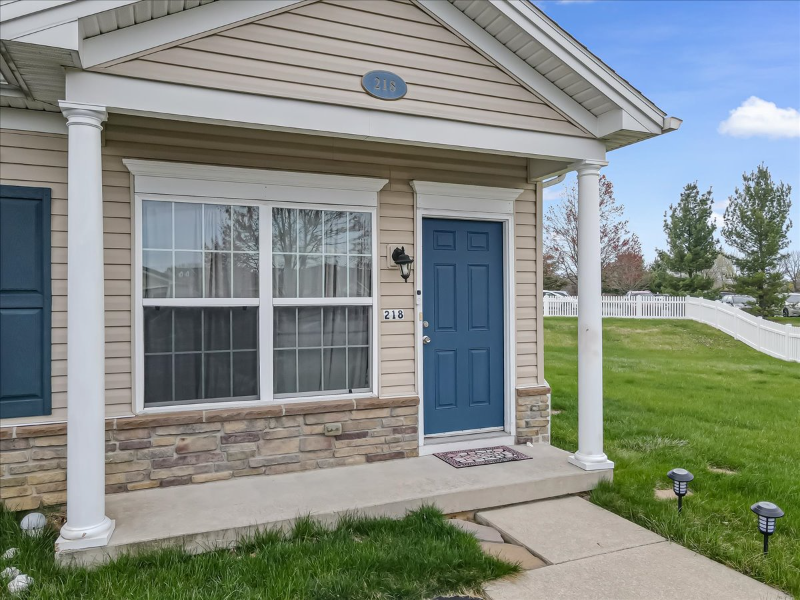 218 Huntington Ln - Photo 2 of 20
