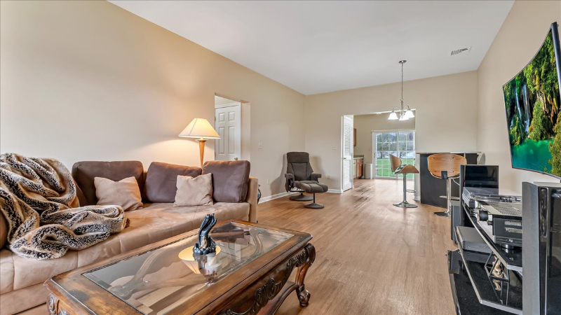 218 Huntington Ln - Photo 3 of 20