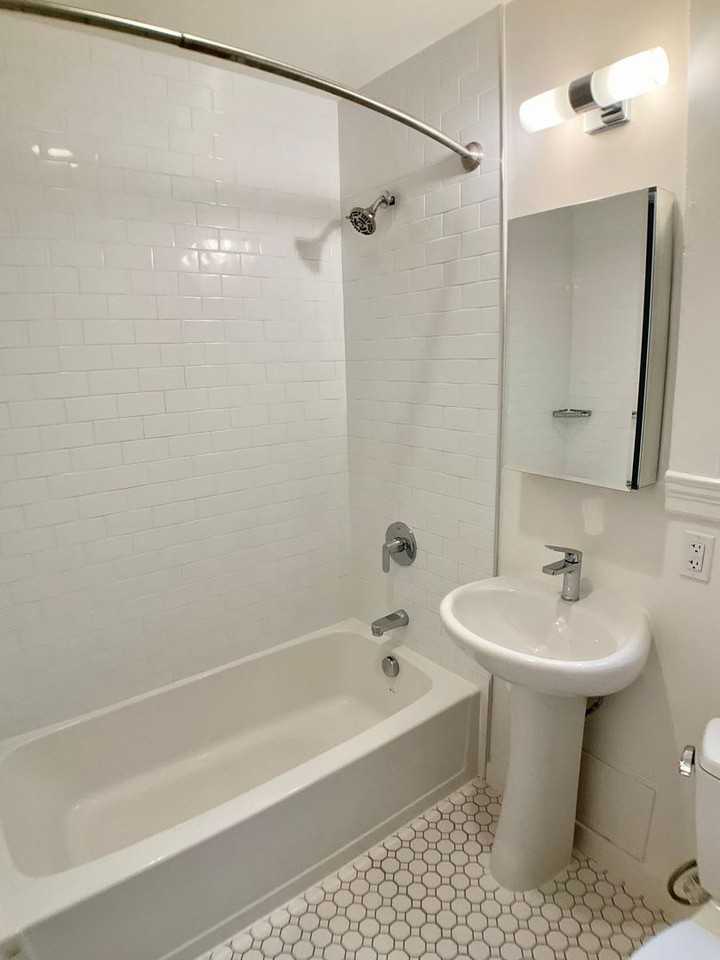 3210 Gough St - Photo 4 of 17