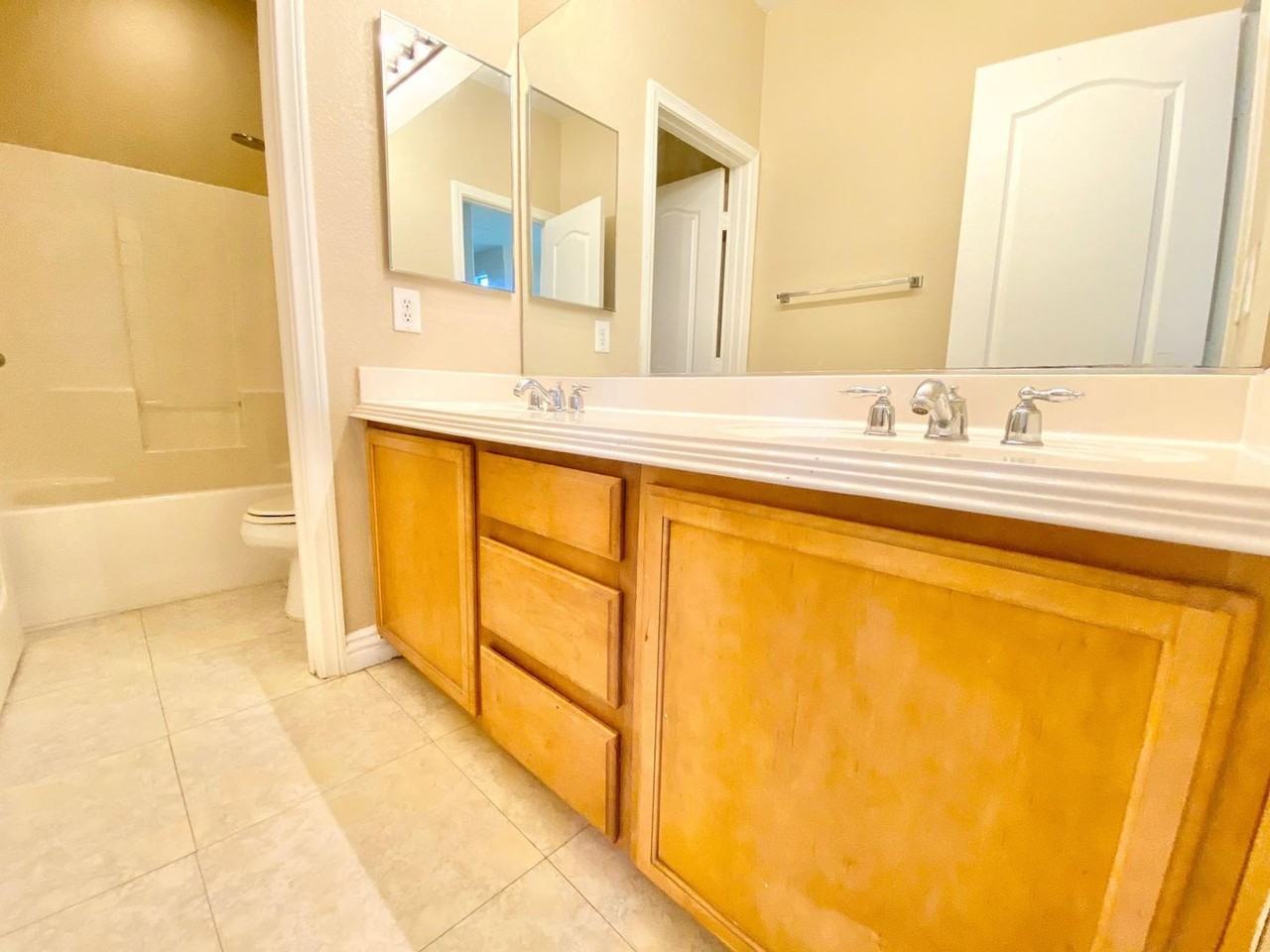 8836 Palm Creek Ct - Photo 6 of 37